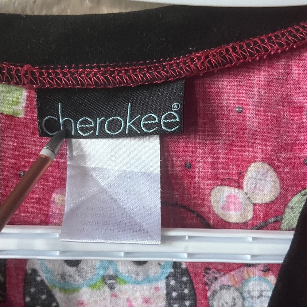 Cherokee Red Owl Pattern Scrub Top - Picture 2 of 4